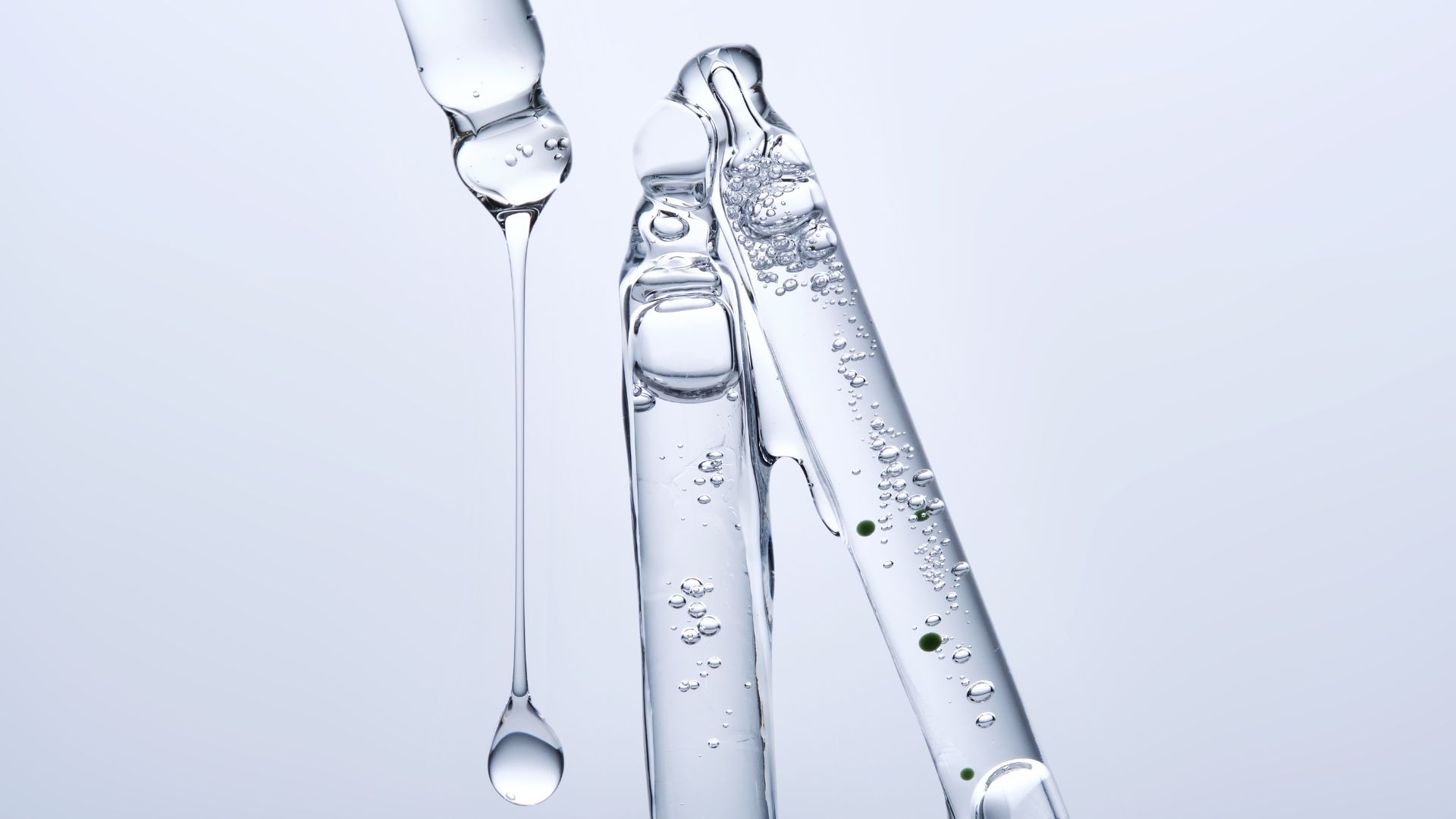 Glicerina nei cosmetici: texture trasparente e viscosa in forma liquida -benefici, rischi e verità sulla pelle